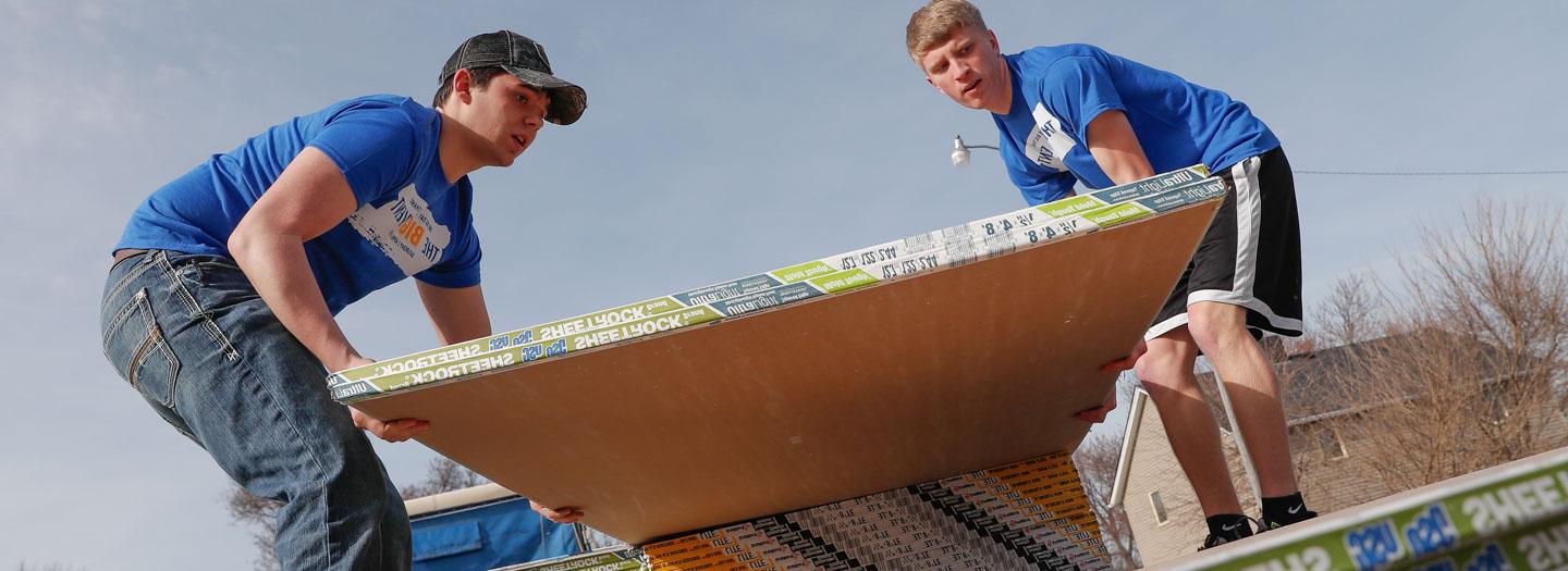 学生 taking action helping flood victims